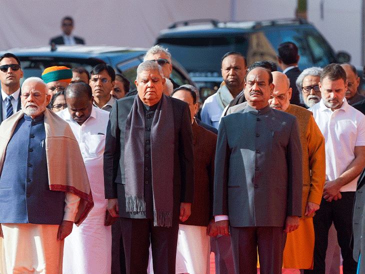 संसद हमले की बरसी पर संसद में शहीदों को श्रद्धांजलि देते पीएम मोदी। इस मौके पर शाह और राहुल गांधी भी मौजूद थे। - Dainik Bhaskar