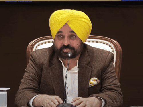 पंजाब के सीएम भगवंत सिंह मान टीचर्स से बातचीत करते हुए। उनके साथ राज्य के शिक्षा मंत्री हरजोत सिंह बैंस। - Dainik Bhaskar