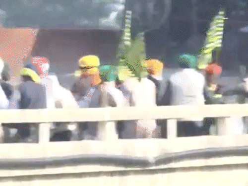 आंसू गैस-पानी की बौछार छोड़ी, 10 किसान घायल; जत्था वापस आया|पटियाला,Patiala - Dainik Bhaskar