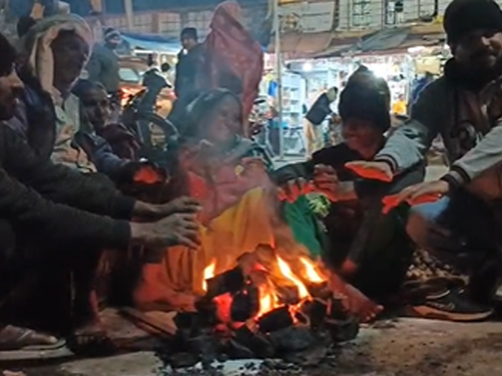 गिरिडीह में प्रशासन की ओर से अलाव की व्यवस्था की गई है।