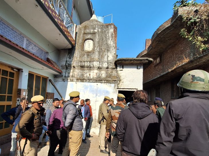 संभल का ये मंदिर भस्मा शंकर का बताया जाता है। लोगों का दावा है कि मंदिर 400 से 500 साल पुराना है।