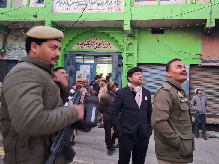 बिजली चोरी पकड़ने गई टीम को संभल के DM राजेंद्र पेंसिया और SP कृष्ण बिश्नोई लीड कर रहे थे।