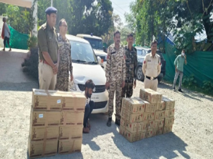 पुलिस की गिरफ्त में आरोपी - Dainik Bhaskar