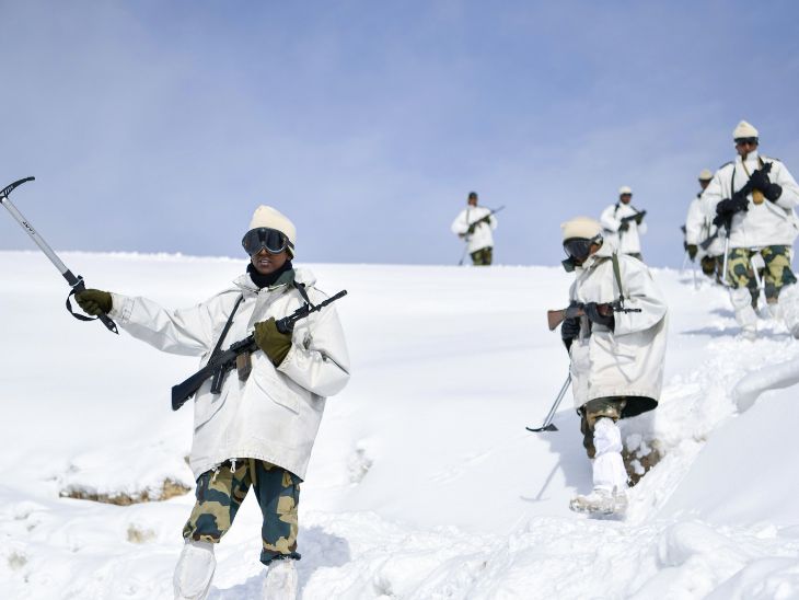 जम्मू और कश्मीर में बीएसएफ के जवान LOC के पास बर्फ से ढके इलाकों में गश्त करते हुए। - Dainik Bhaskar
