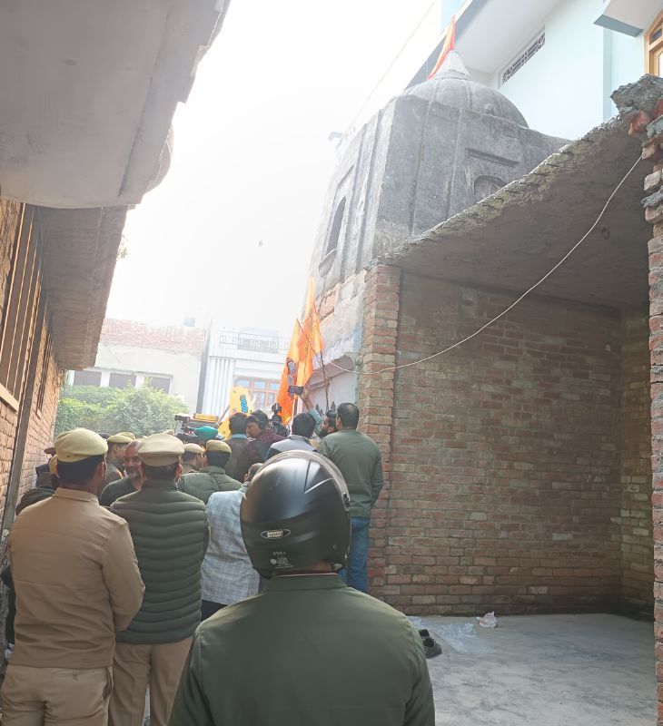 पुलिस ने मंदिर के एक तरफ किया कब्जा हटा दिया है। इसके बाद यहां पूजा कराई गई।