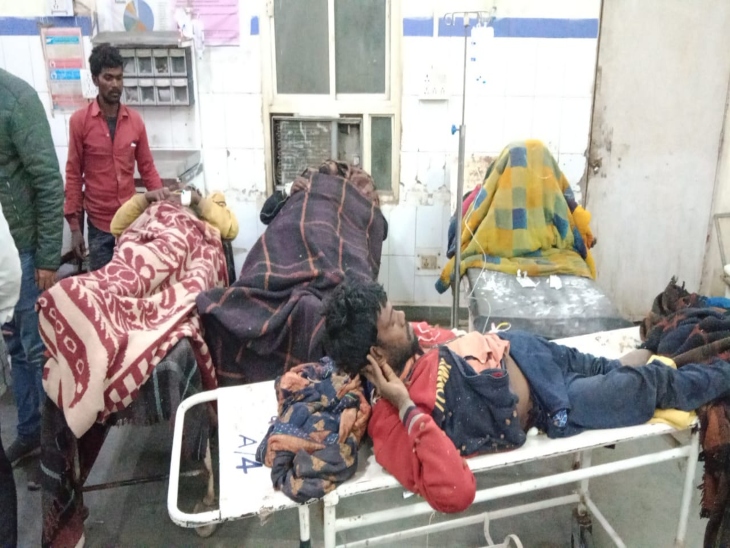 अस्पताल में भर्ती घायल, काफी देर तक सड़कों पर पड़े रहे थे।