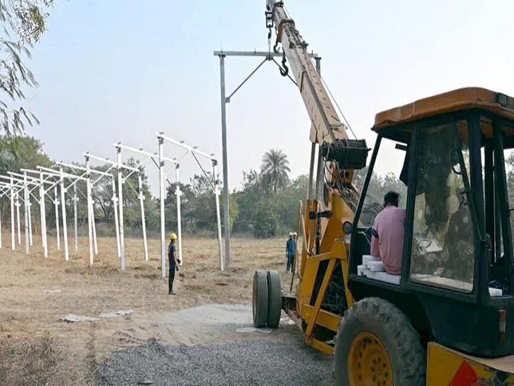 मैत्री बाग में लगाए जा रहे ऊंचे सोलर पैनल - Dainik Bhaskar