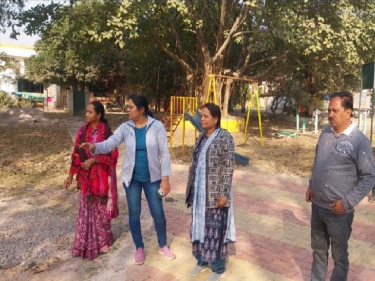 रिसाली निगम की आयुक्त और महापौर वार्ड का निरीक्षण करते हुए - Dainik Bhaskar