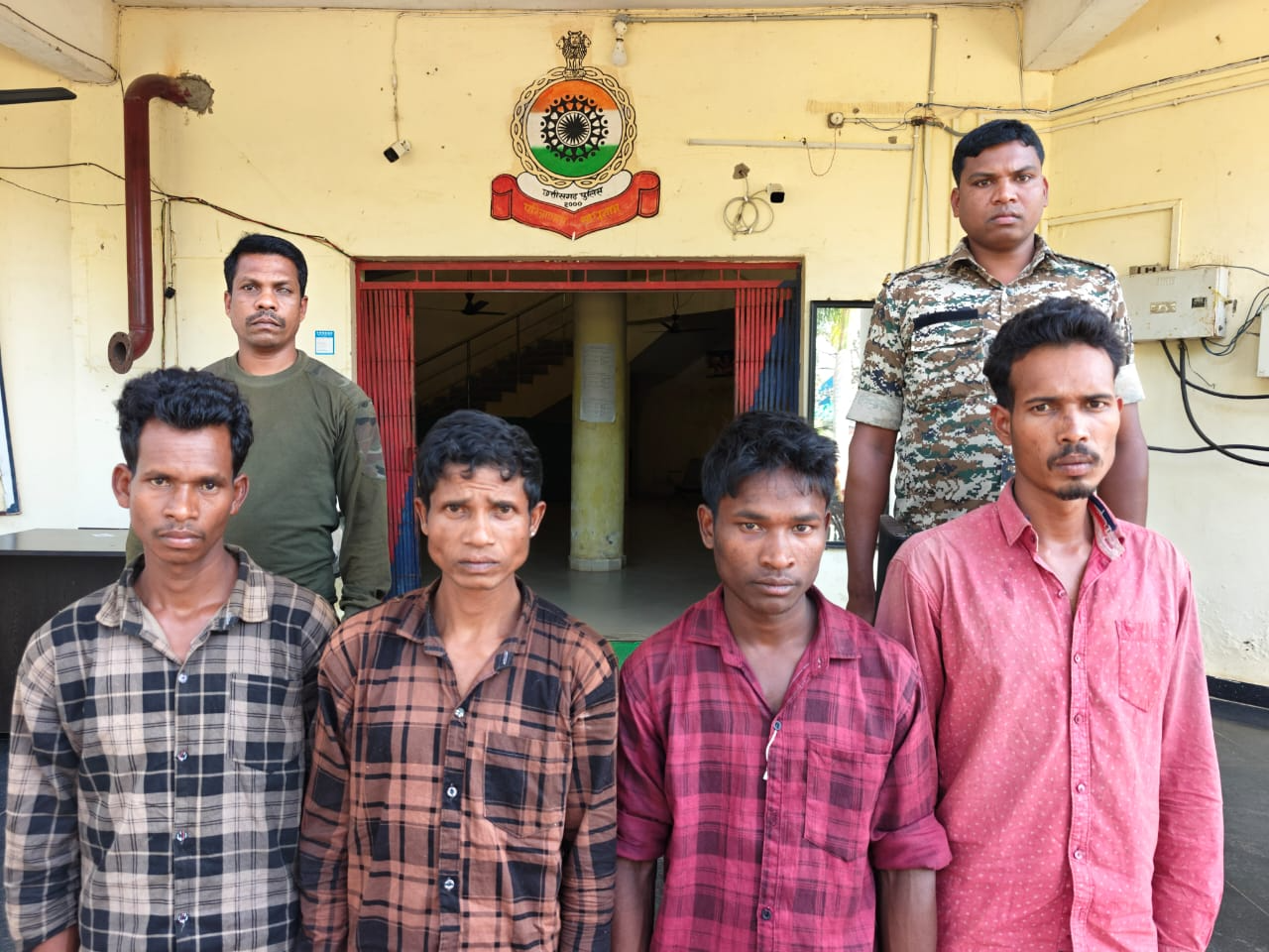 पूर्व सरपंच की हत्या में शामिल 4  नक्सलियों को गिरफ्तार किया गया है। - Dainik Bhaskar