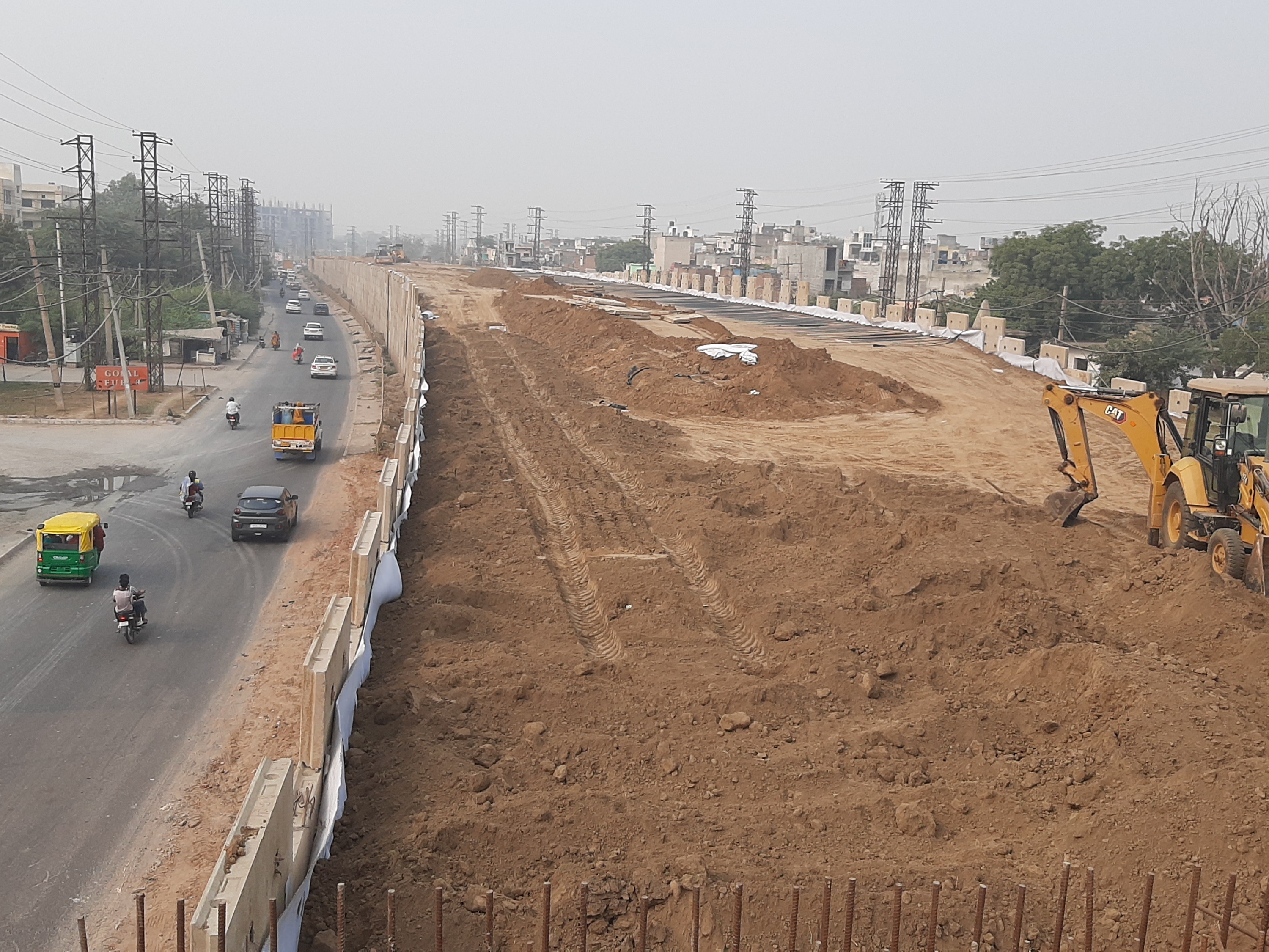 पलवल में चल रहा फ्लाई ओवर निर्माण कार्य।