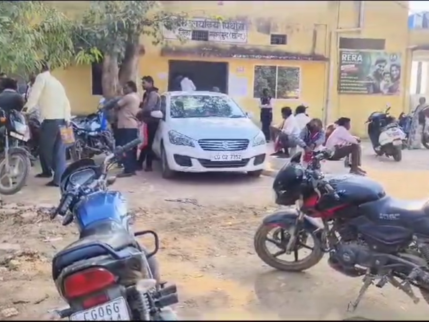 पिथौरा तहसील ऑफिस कानूनगो शाखा प्रभारी को ACB की टीम ने रिश्वत लेते रंगे हाथ गिरफ्तार किया है।
