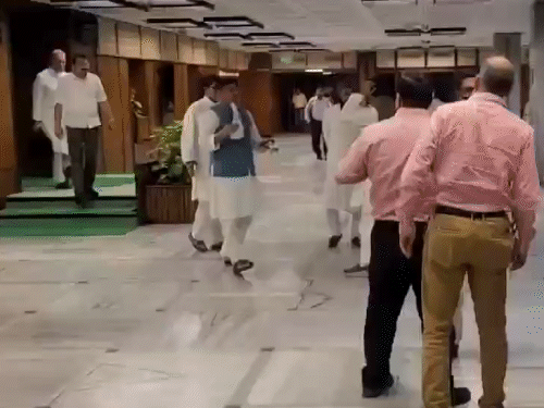 सांसद असदुद्दीन ओवैसी, संजय सिंह, ए राजा मीटिंग रूम से बाहर आ गए थे।