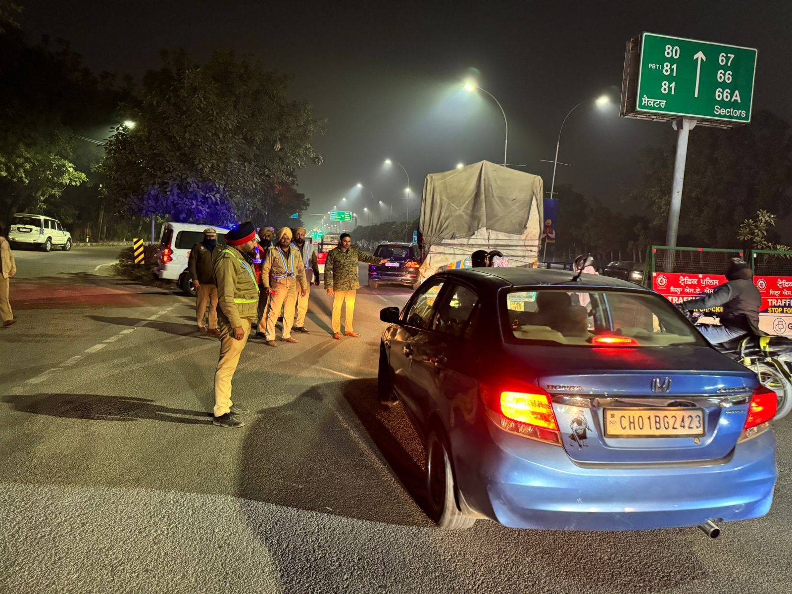 रात मे वाहनों की चेकिंग करते हुए पुलिस।