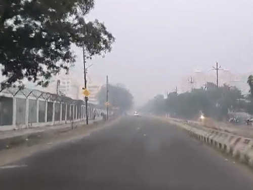 यह तस्वीर लखनऊ के गोमती नगर की है। यहां सुबह हल्का कोहरा छाया रहा।