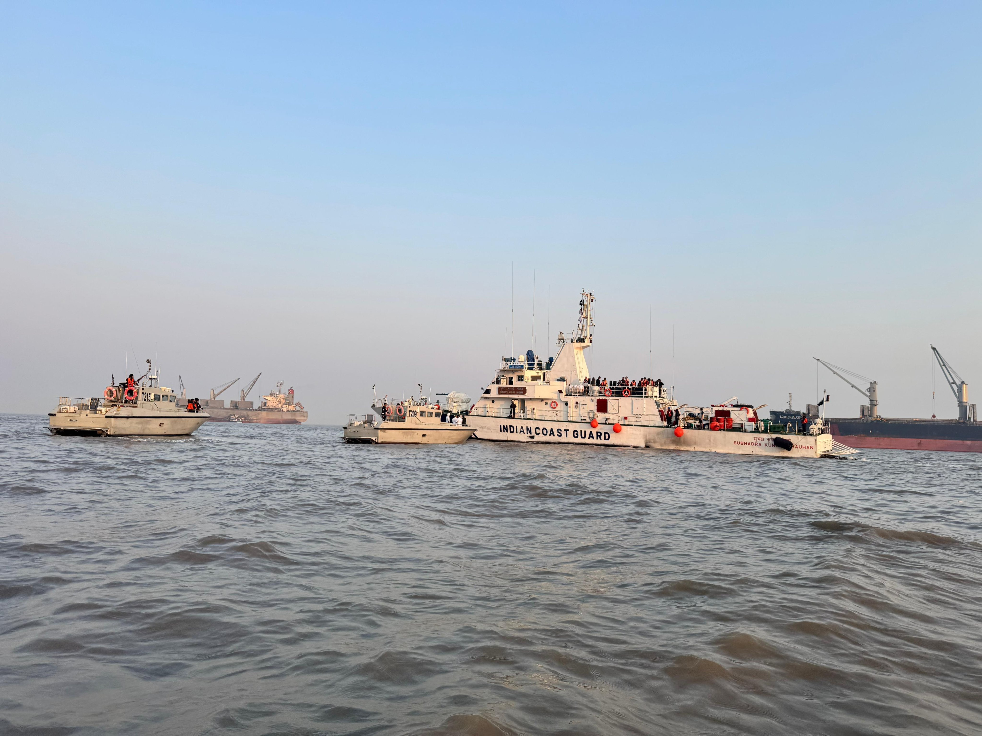 कोस्ट गार्ड और नौसेना की मदद से यात्रियों को रेस्क्यू किया गया।