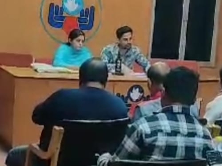 युवक ने इस मामले में पुलिस से सुरक्षा की मांग की है।