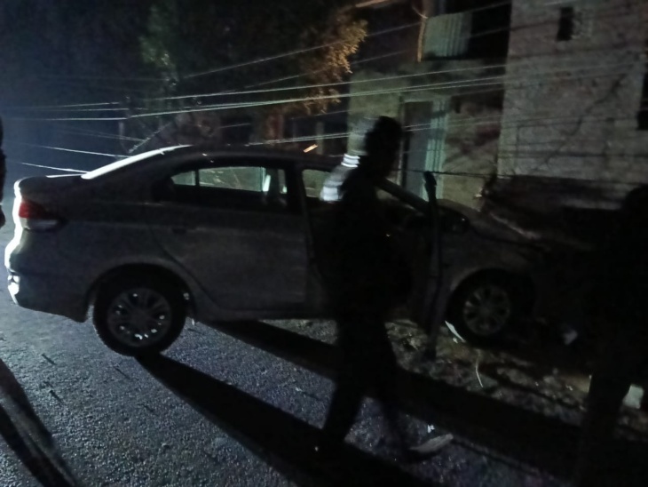 Car collided with the electric pole Sirohi Rajasthan | बिजली के पोल से ...