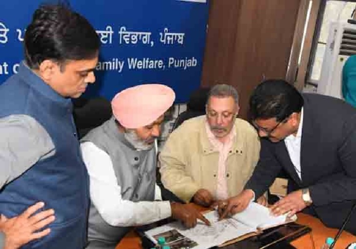 फरिश्ते स्कीम पर चर्चा करते हुए वित्तमंत्री हरपाल चीमा व सेहतमंत्री बलबीर सिंह। (फाइल फोटो)