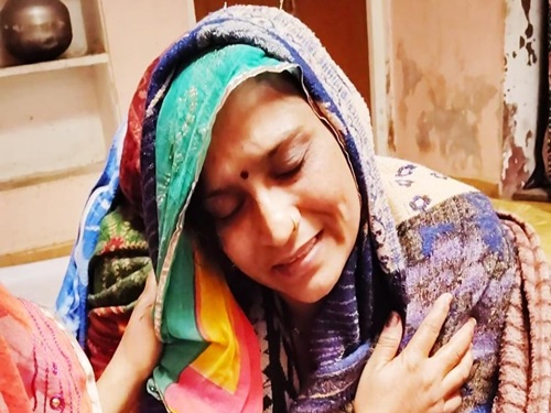 जितेंद्र सिंह की पत्नी रेखा और उनके बच्चों को शहादत की जानकारी हादसे के अगले दिन दी गई।