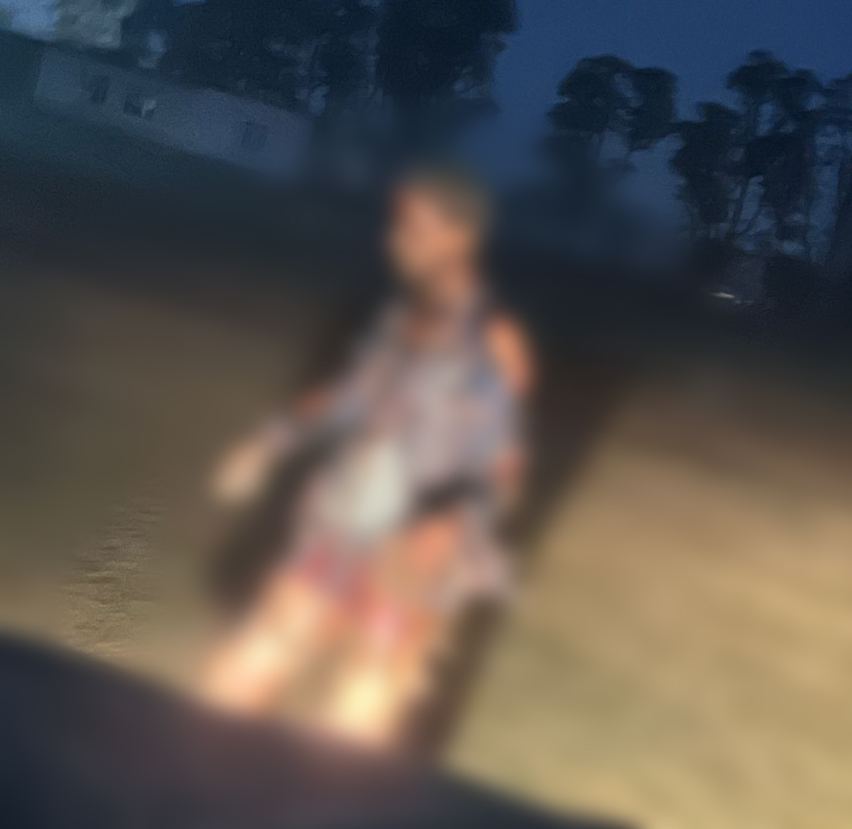 आग से झुलसे लोग जान बचाने के लिए कपड़े उतार कर सड़क पर भागते हुए नजर आए।