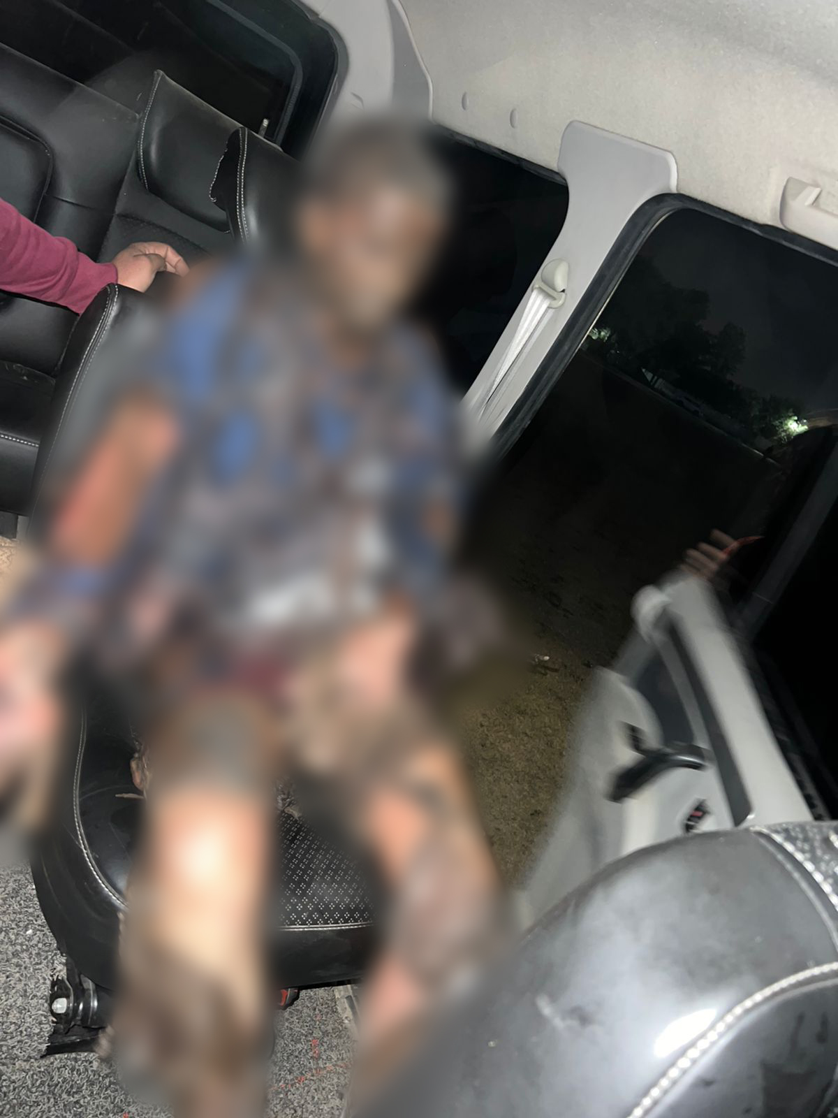 आग से बुरी तरह झुलसे व्यक्तियों को लोगों ने कार में बैठाकर हॉस्पिटल पहुंचाया।