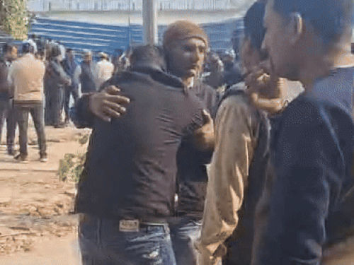 जयपुर में एसएमएस हॉस्पिटल में शव देखकर बिलख पड़े परिजन।