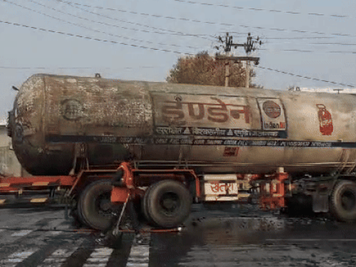 घटनास्थल पर एक और गैस टैंकर भी था। जो आग की चपेट में आने से बच गया, वरना यह हादसा और भयावह हो सकता था।