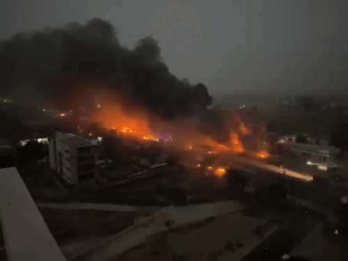 हादसे के बाद अजमेर हाईवे पर घटना स्थल से आग तेजी से फैलती गई।