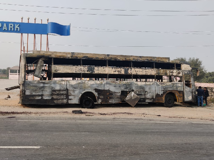 आग के कारण उदयपुर से जयपुर आ रही स्लीपर बस पूरी तरह से जल गई।