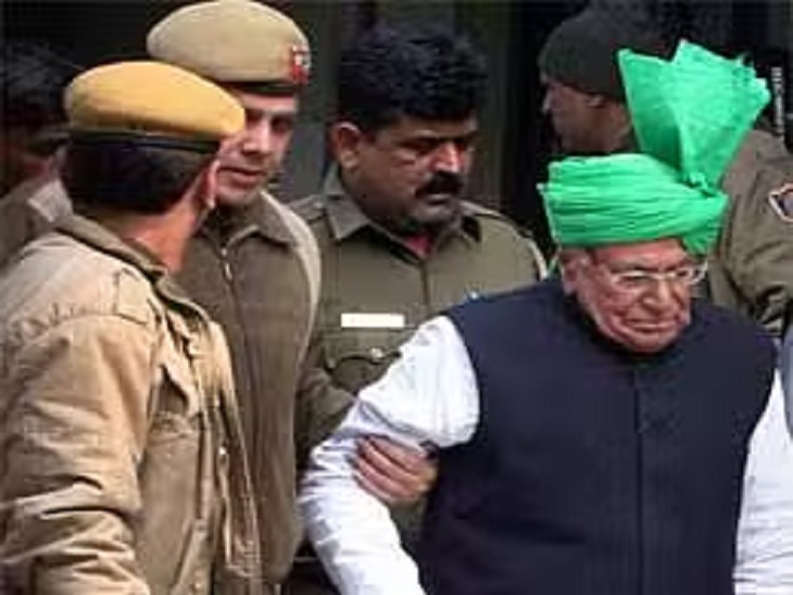 यह फोटो ओपी चौटाला की टीचर भर्ती घोटाले में गिरफ्तारी के समय की है।- फाइल फोटो