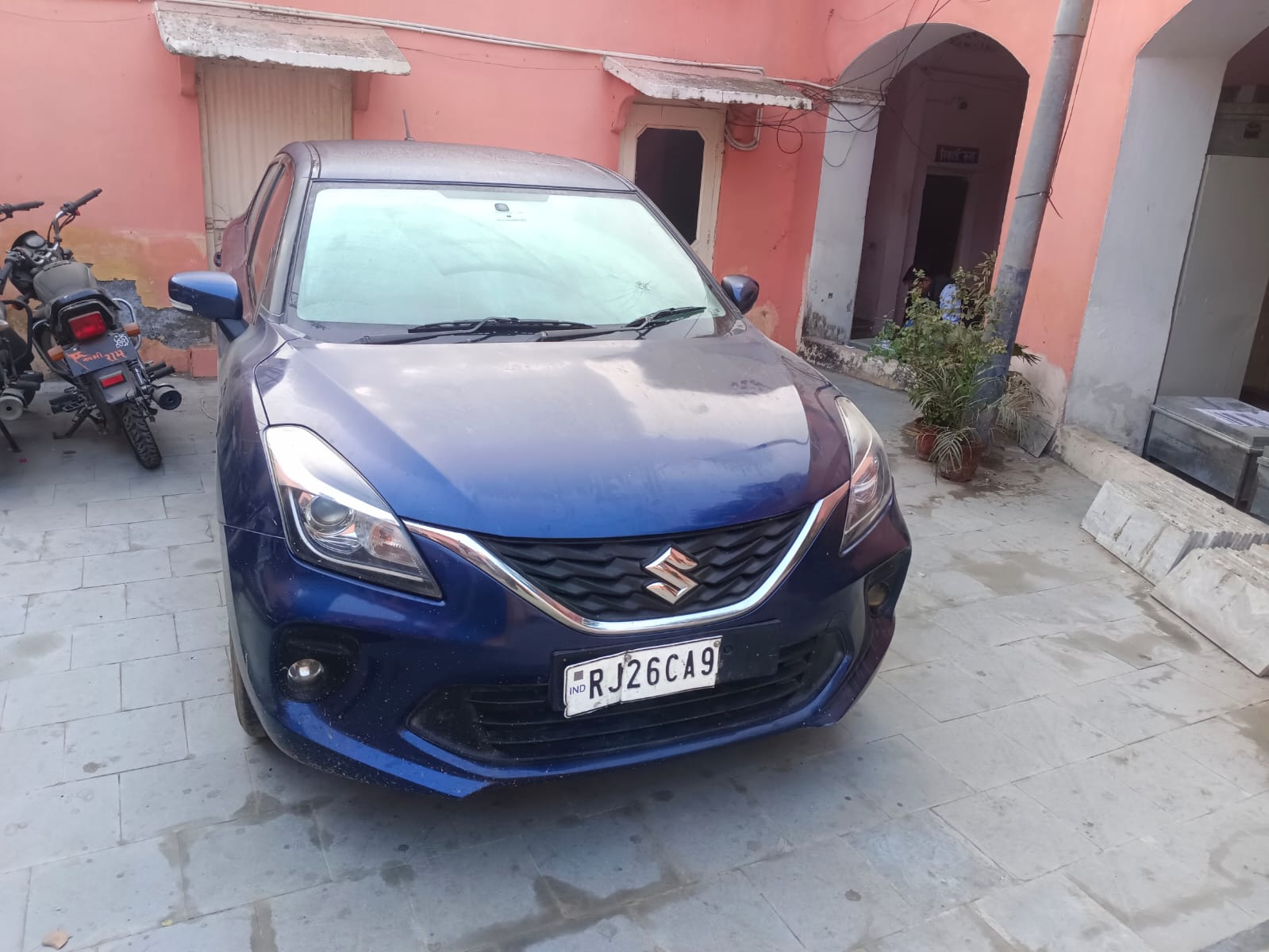 बदमाश देवली से 45 किलोमीटर दूर सुनसान इलाके में कार में लाश छोड़कर फरार हो गए।