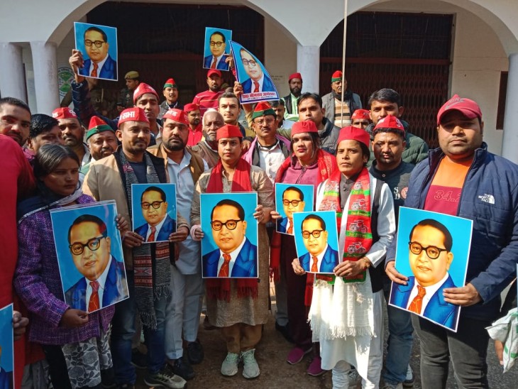 सपा नेताओं ने बताया कि प्रदर्शन से रोकने के लिए उनके घरों पर पुलिस का पहरा बैठा दिया