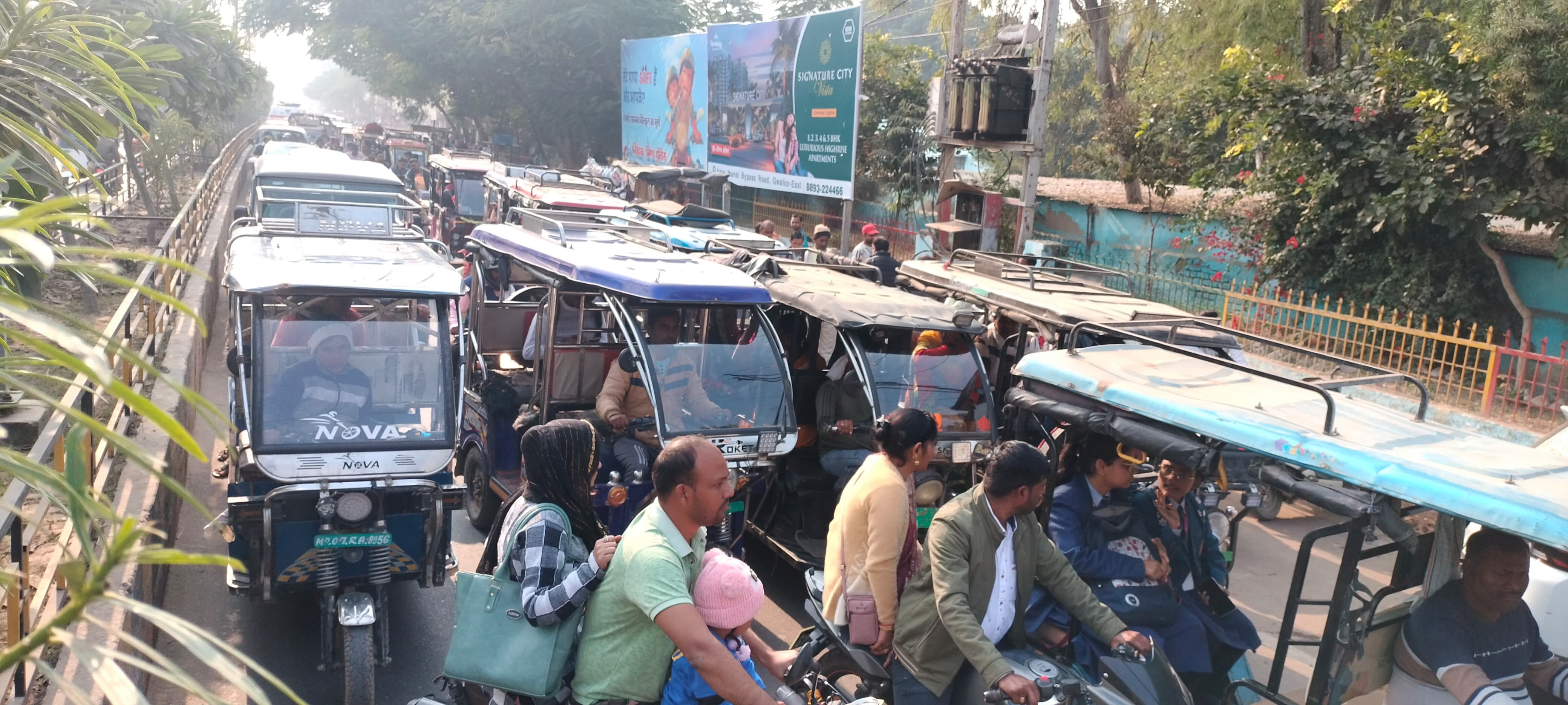 Only 100 e-rickshaw drivers gave the papers, time extended | 100 ई ...