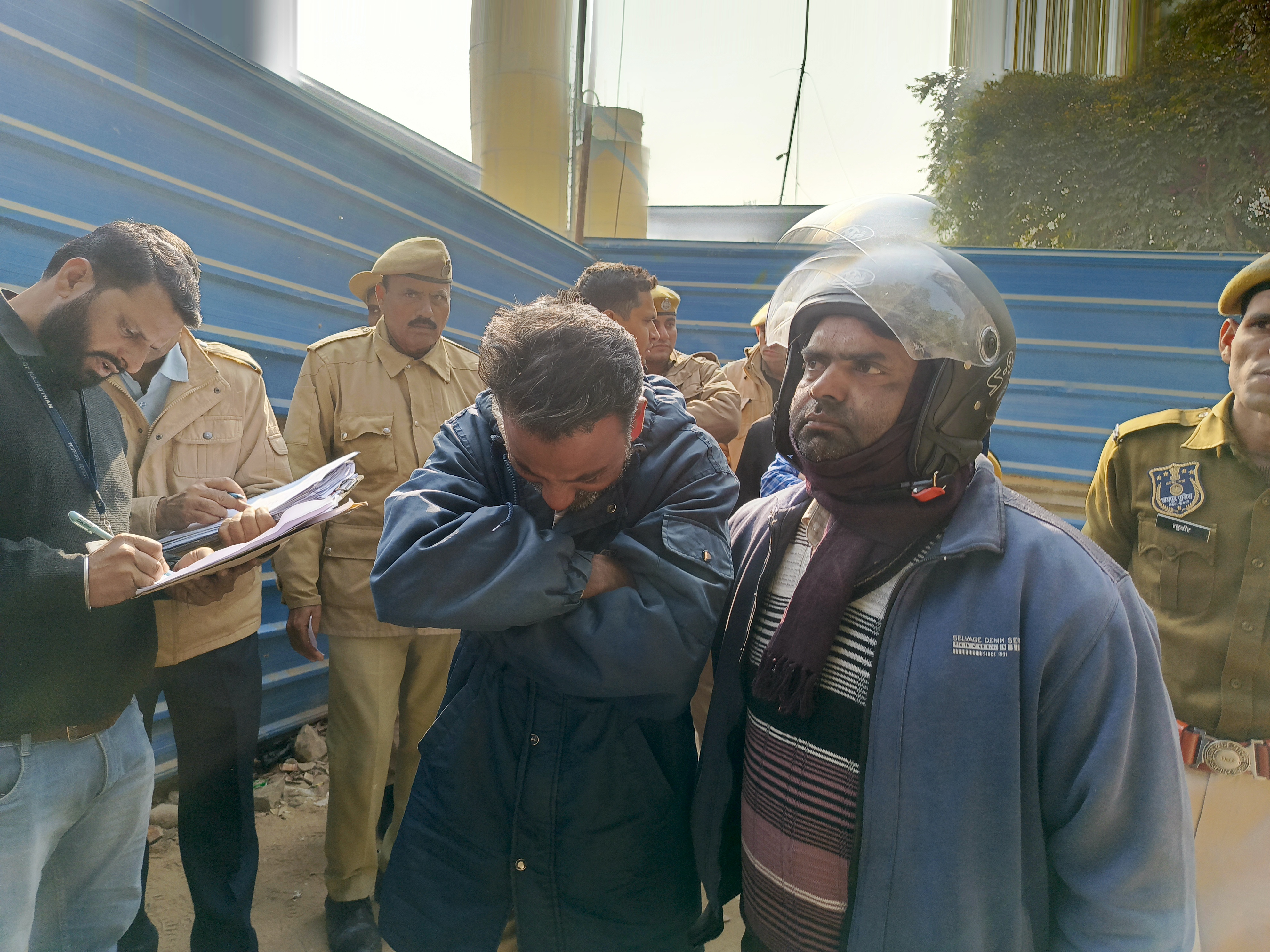 फेजान के पिता अब्दुल सलीम सर झुका कर मातम मनाते नजर आए।