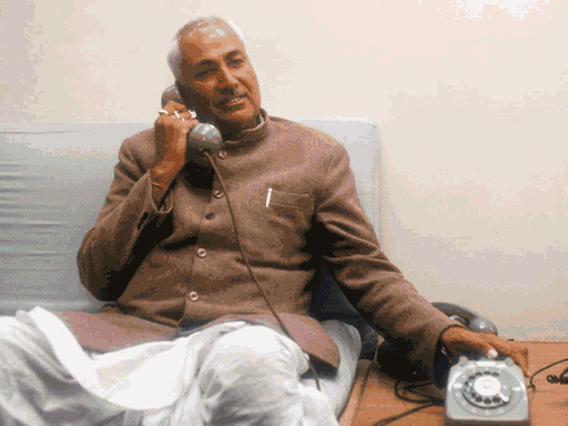 हरियाणा के पूर्व CM ओम प्रकाश चौटाला धोती-कुर्ता पहनते थे। उनके सिर पर गहरे हरे रंग की तुर्रे वाली पगड़ी रहती थी।