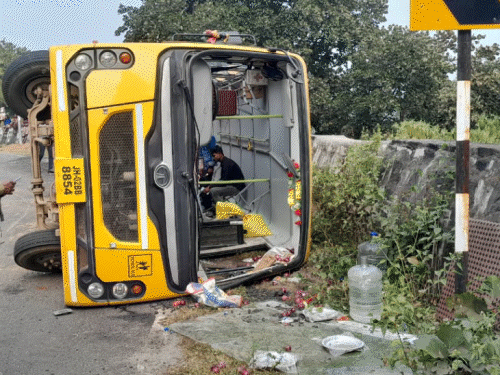 बस सिकिदरी घाटी स्थित डॉक्टर टर्न टर्न के पास असंतुलित होकर पीछे की ओर चला गया।