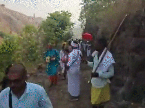 नर्मदा परिक्रमा करने वालों को इस तरह दुर्गम रास्तों से होकर निकलना पड़ता है।