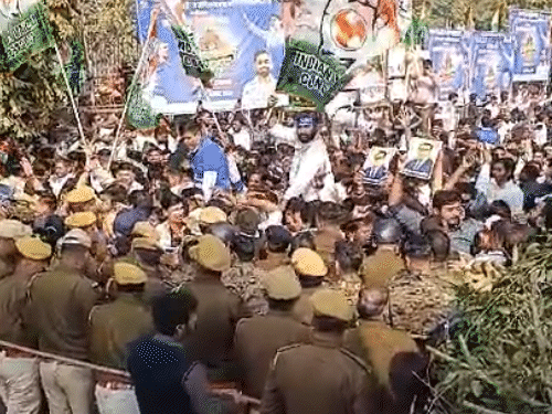 पुलिस के जवान और यूथ कांग्रेस का कार्यकर्ताओं में धक्का-मुक्की हुई।