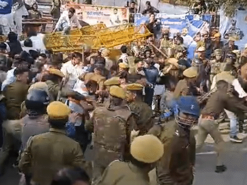 शनिवार दोपहर करीब 12 बजे पुलिस ने कार्यकर्ताओं को रोकने के लिए उन पर लाठीचार्ज कर दिया। इस दौरान कई पुलिसवाले भी गिर गए।