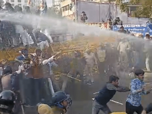 वाटर कैनन चालकर कार्यकर्ताओं को खदेड़ने के दौरान कई पुलिसवालों को भी चोट आई है।