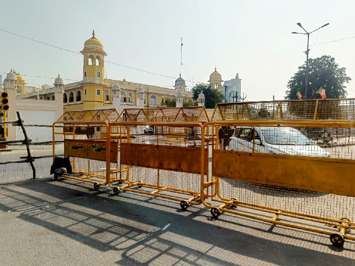 यूथ कांग्रेस के कार्यकर्ताओं को रोकने के लिए सड़क पर बैरिकेड्स लगाए गए।