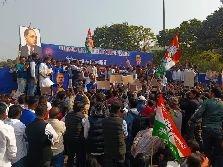 यूथ कांग्रेस के कार्यकर्ता बड़ी संख्या में शहीद स्मारक पर एकत्रित हुए।