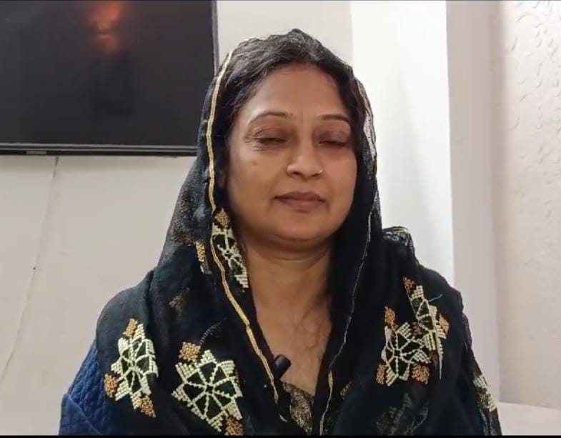 बिल्ली के बारे में जानकारी देती शबाना।