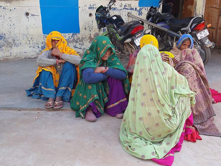 करौली के गांवड़ा मीणा में मृतक छात्र के घर के बाहर बैठी महिलाएं।