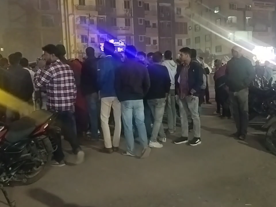 वारदात के बाद मौके पर लोगों की भीड़ जुट गई। स्थानीय लोग कुछ भी बोलने से इनकार कर रहे हैं।