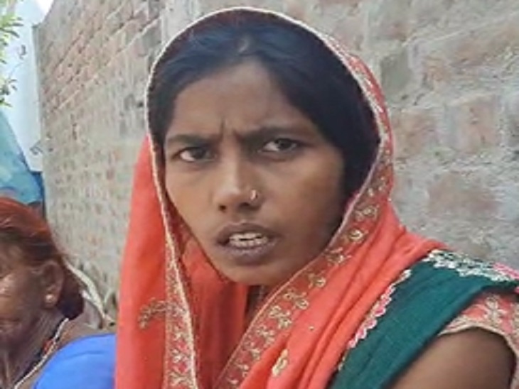 मृत किसान की पत्नी लता बंजारे ने कहा कि भू-माफिया की प्रताड़ना से तंग आकर पति ने फांसा लगाई है।