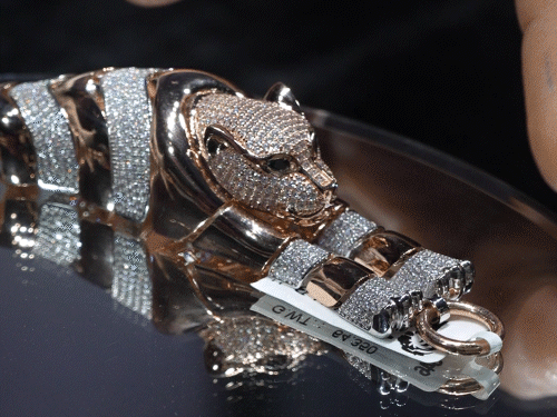 इस ब्रेसलेट को जैगुआर जानवर की आकृति में बनाया गया है। साथ ही इसे हीरों से सजाया गया है।