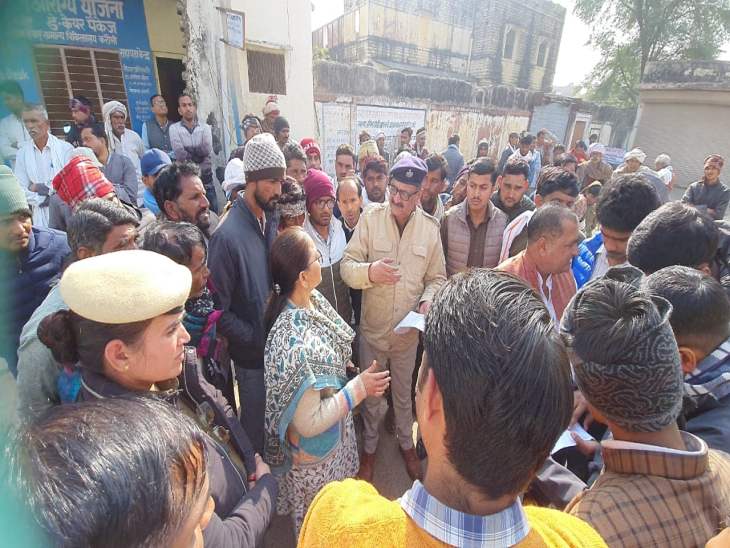 स्टूडेंट की मौत के बाद परिजन और ग्रामीणों ने रविवार को करौली जिला अस्पताल में प्रदर्शन किया।आरोपियों पर कार्रवाई की मांग को लेकर करौली की कार्यवाहक एसडीएम कौशल गर्ग को ज्ञापन सौंपा।