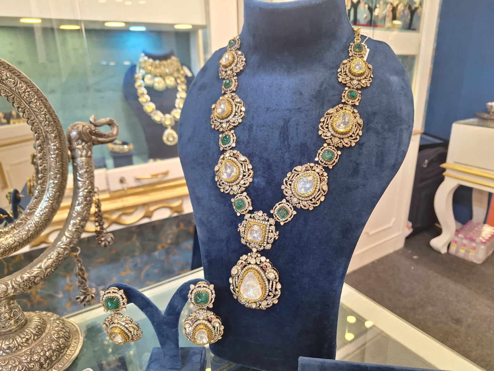 डायमंड पोलकी, पन्ना और सोने से तैयार किया गया रानी हार। इसकी कीमत 65 लाख रुपए है। जो राजवाड़ों की पहचान है।