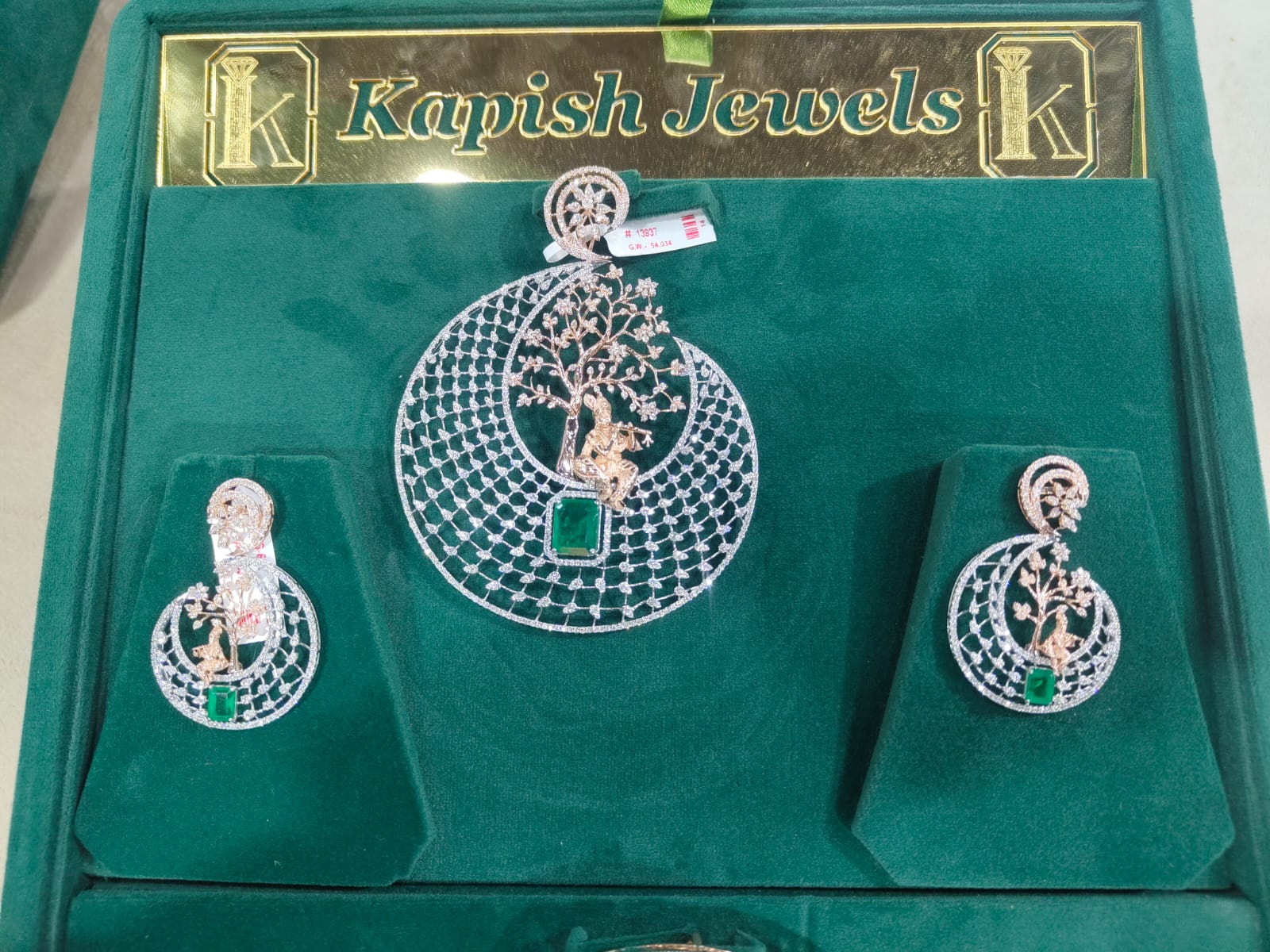 राधा-कृष्ण की मूर्ति लगा टेंपल डायमंड पेंडेंट सेट। जो 18 कैरेट सोने से तैयार हुआ है। इसकी कीमत 10 लाख रूपए है।